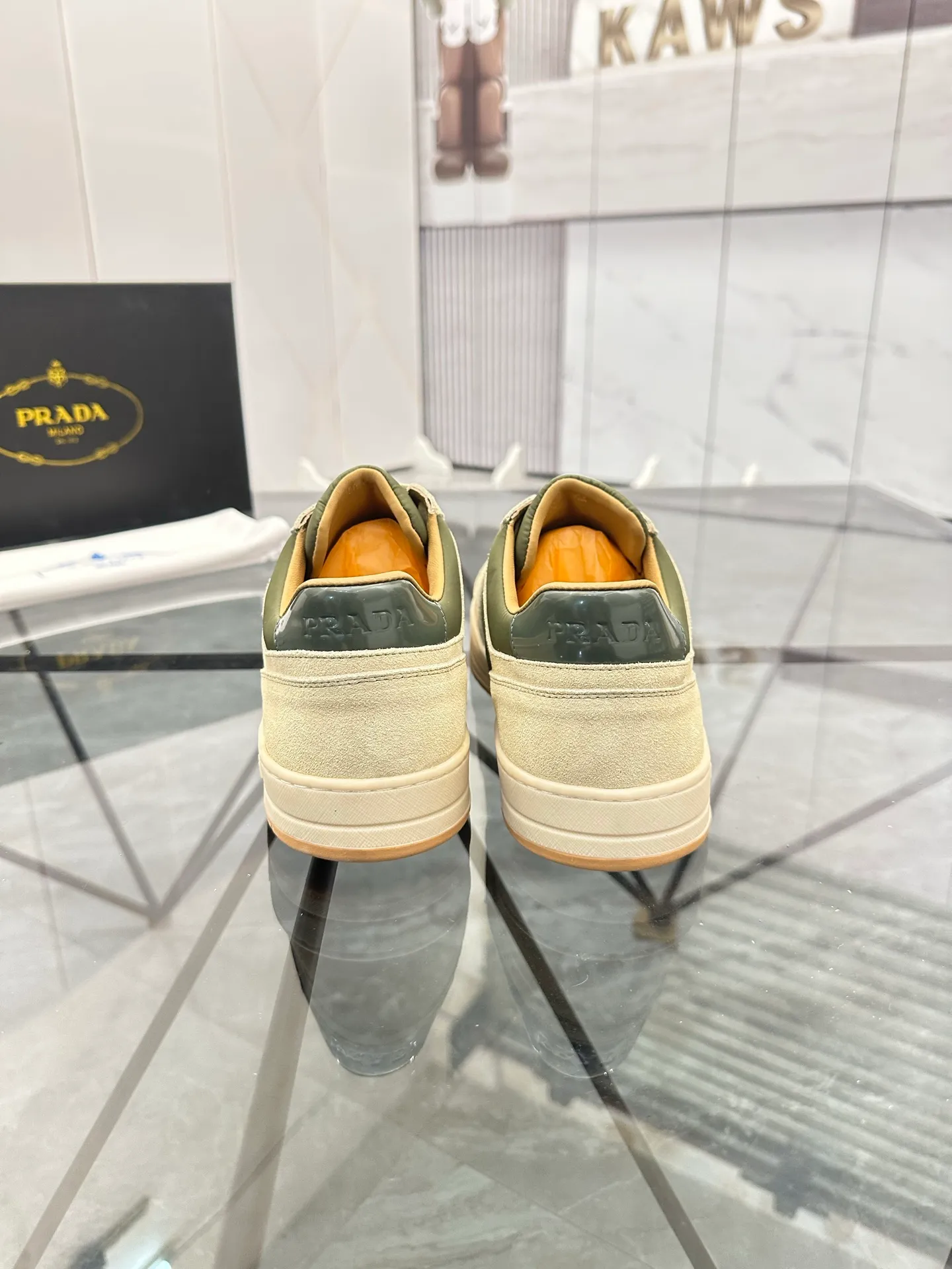 Men's shoes: 💰P420¥ Product trademark: Prada *"Prada*" low-top casual shoes Regular size: 38-44 (can be customized to 45) Product materials: imported cowhide upper with original fabric, breathable lining, original outsole. Number: 020
